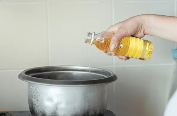 the right way to dispose of cooking oil